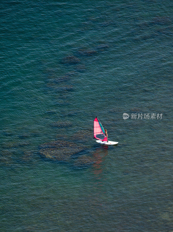 冲浪板在海里