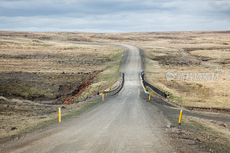 穿越冰岛风景的道路