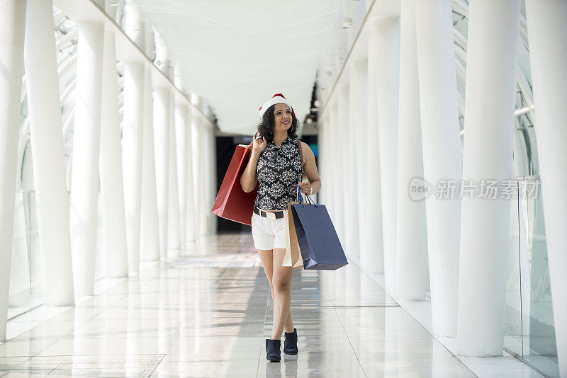 亚洲印度女人为圣诞节购物