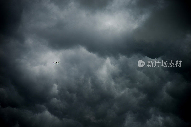 一架飞机在暴风雨的天空中