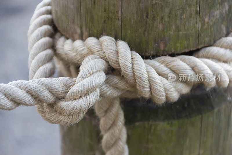 木柱上的绳子