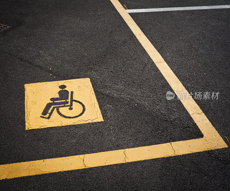 沥青上的残疾人停车标志