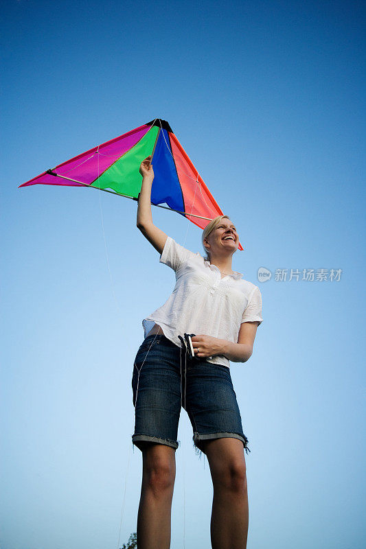 快乐女人与风筝蓝天夏日生活方式