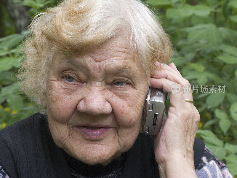 老妇人用手机打电话