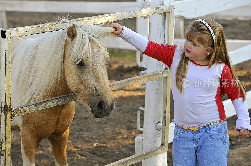 骑马的小女孩