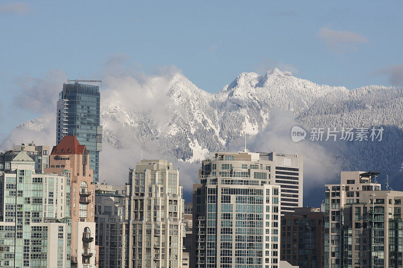 加拿大不列颠哥伦比亚省温哥华的耶鲁城和积雪覆盖的北岸山脉