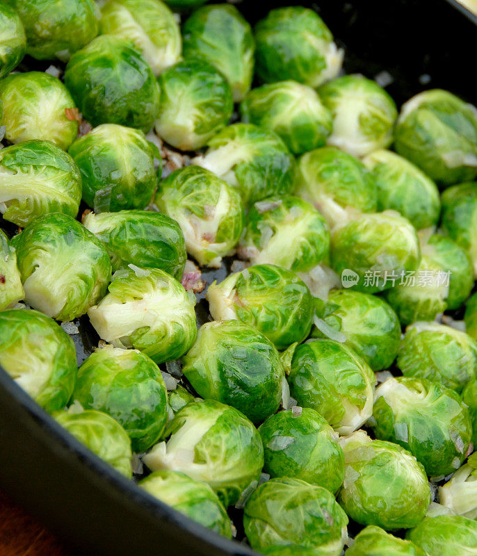 煮球芽甘蓝:青菜炒，铁锅煮