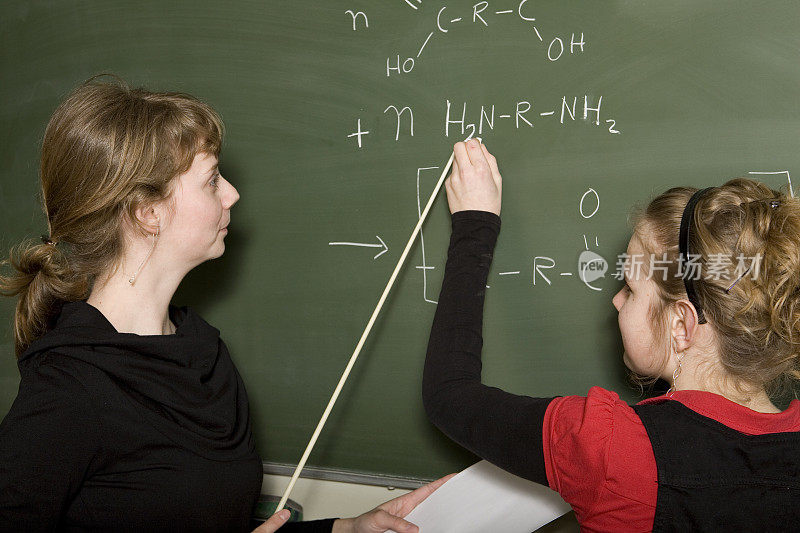 小女孩在学化学，老师帮助