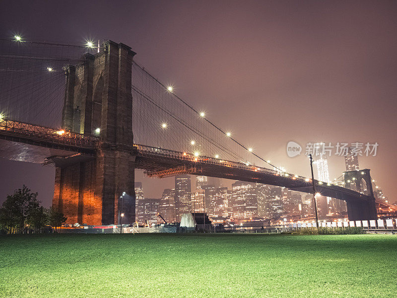夜晚的布鲁克林大桥和纽约市的天际线