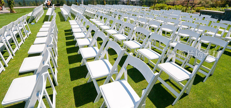 婚礼接待-户外和白色椅子