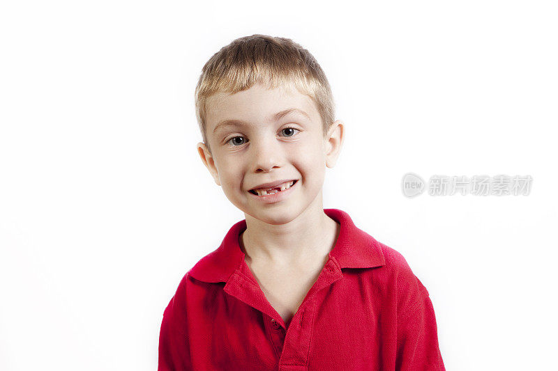 微笑的男孩少了两颗门牙