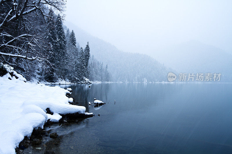 山上的湖上下雪了