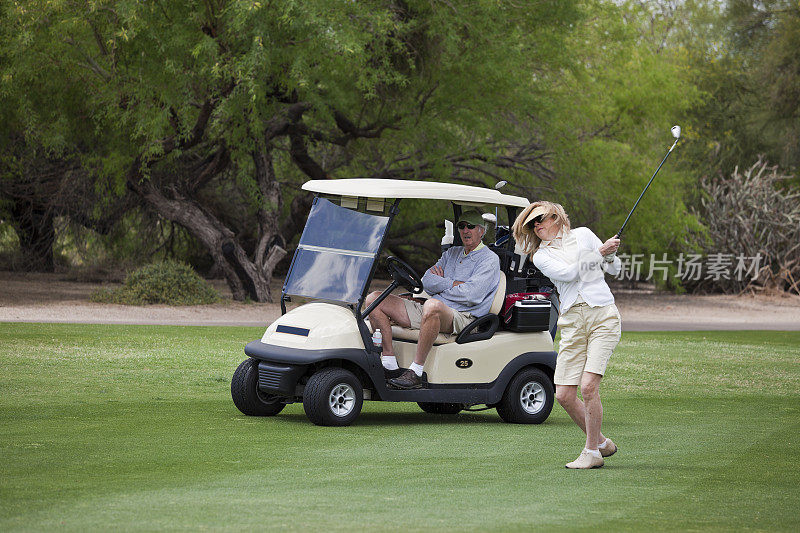 退休夫妇打高尔夫球