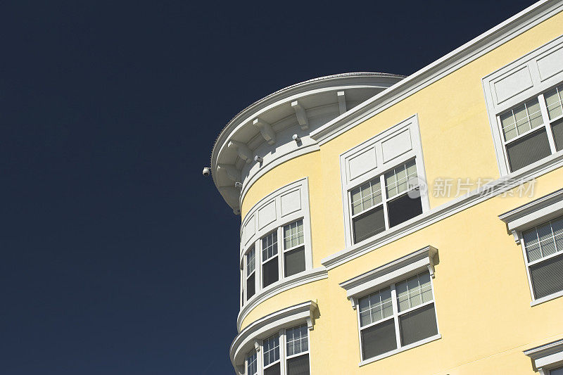 黄色和白色的建筑映衬着蓝色的天空，比弗克里克，代顿，俄亥俄州