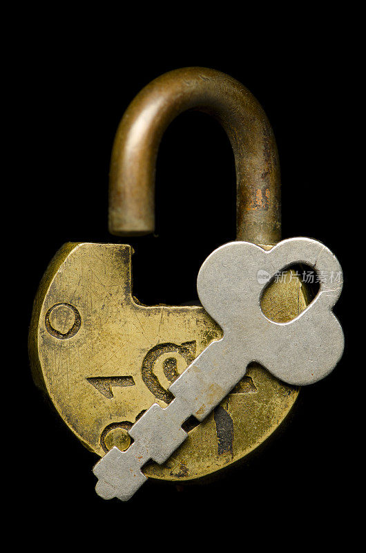 古董黄铜装饰锁和钥匙