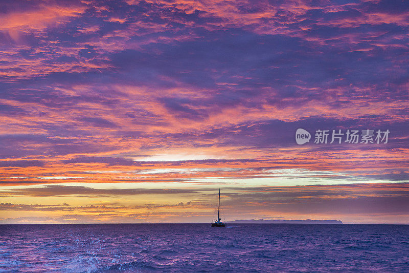 夏威夷考艾岛的纳帕利海岸日落游船