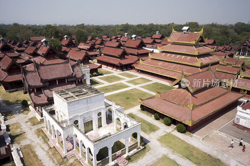 缅甸曼德勒宫的庭院。