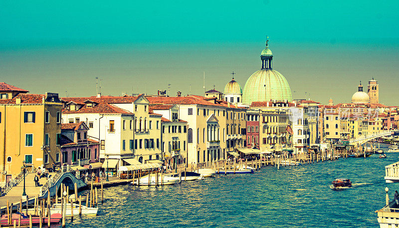 威尼斯大运河上的宫殿、住宅、船只、出租车的色彩得到了增强