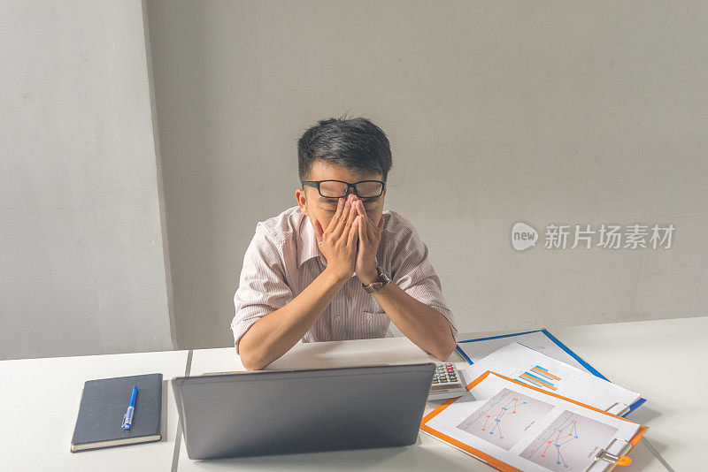 压力山大的年轻人忍受着报告和截止日期