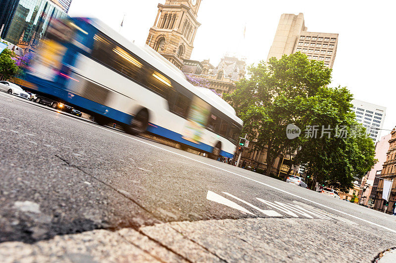 悉尼运输。公共汽车在市政厅拥挤的街道上