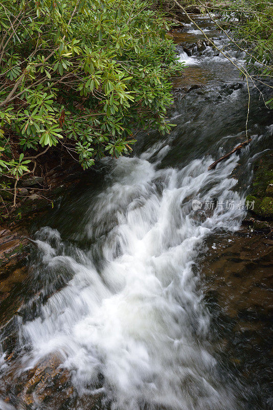 小瀑布在山胡桃赛跑州立公园