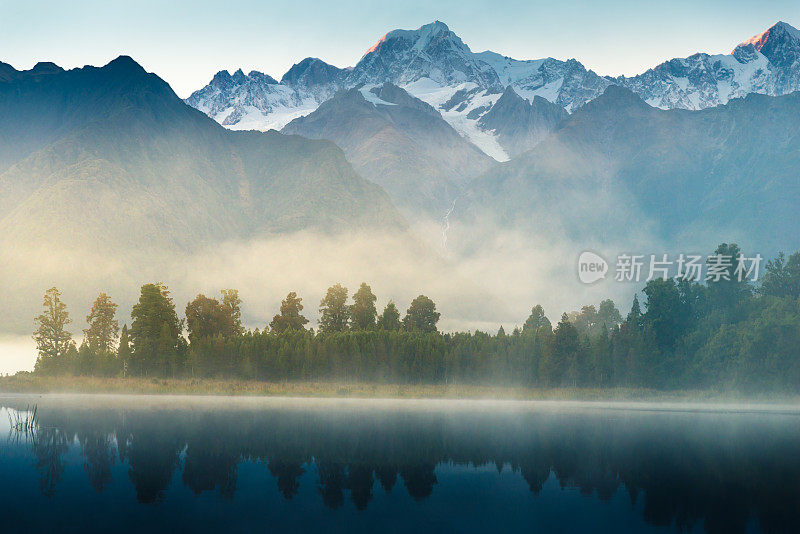 新西兰马锡森湖的库克山