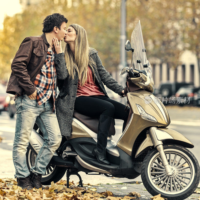 快乐的夫妇享受摩托车