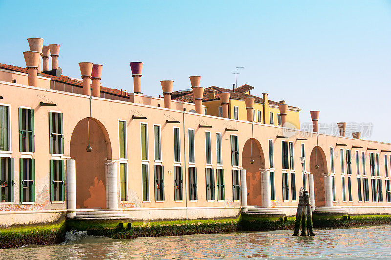威尼斯运河沿岸较新的住宅