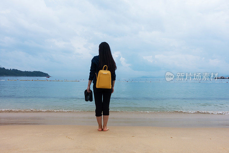 年轻女子望着大海