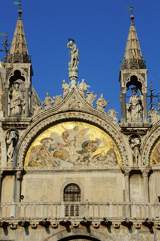 意大利威尼斯圣马可大教堂的雕塑和马赛克