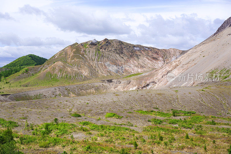 日本北海道上的臼山活火山火山口