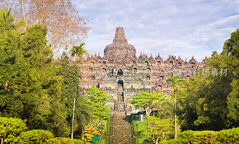 爪哇婆罗浮屠寺正面全景