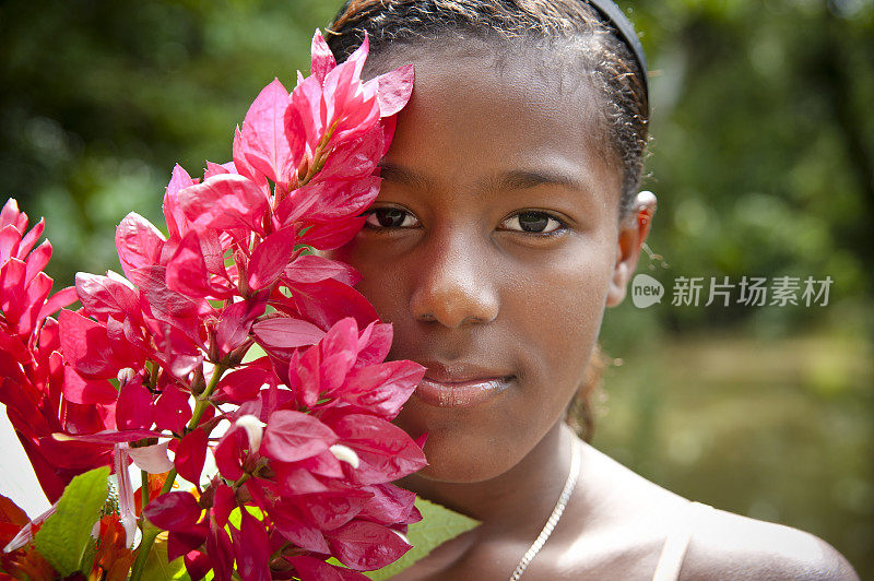 年轻的女孩拿着花微笑着