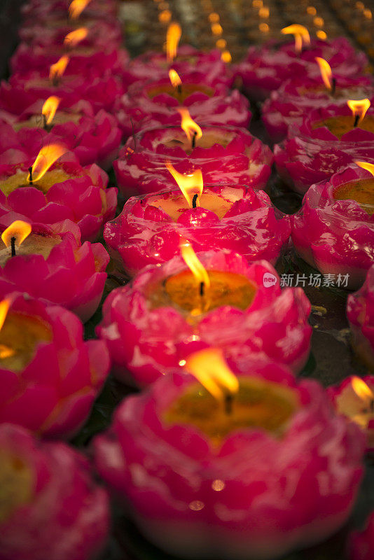 祭坛灯，白天和黑夜都在燃烧