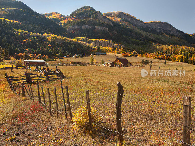 与山谷牧场