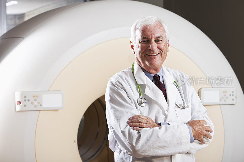 放射科医生与集成的PET-CT扫描仪
