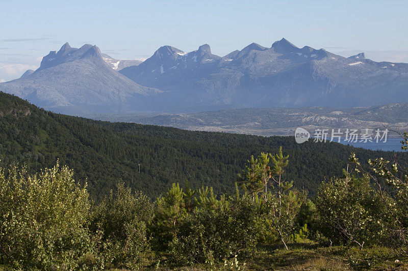 宏伟的山脉在Nordland县