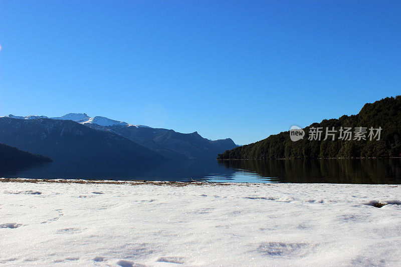 巴塔哥尼亚的湖泊，背景是安第斯山脉。