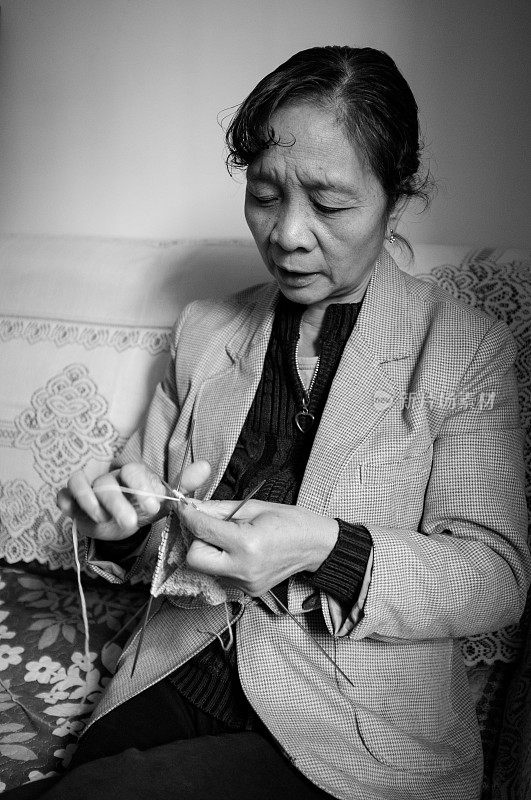 亚洲女人织毛衣
