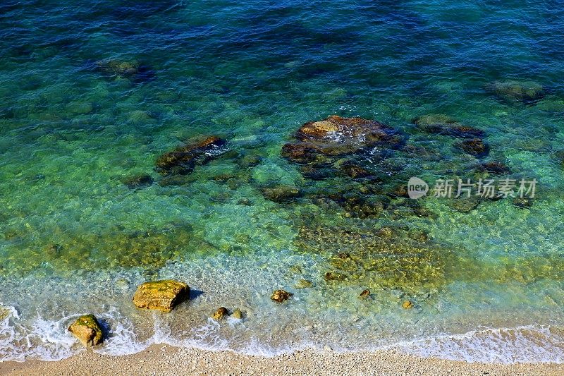 卡普里岛碧绿的海滩，蓝色的地中海，阿马尔菲海岸