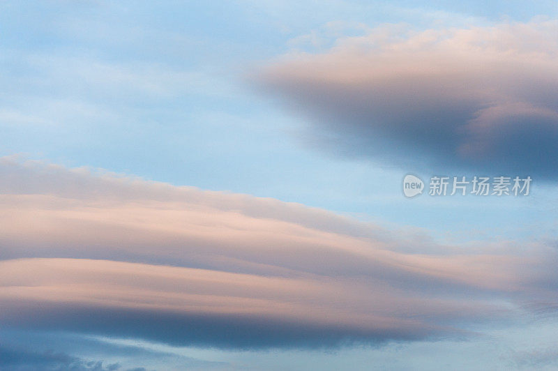 黄昏的天空中有齐柏林飞艇形状的透镜状云