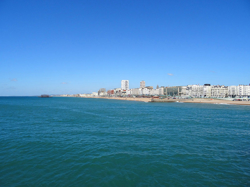 布莱顿海岸线的图片显示海滩酒店，老码头，蓝海