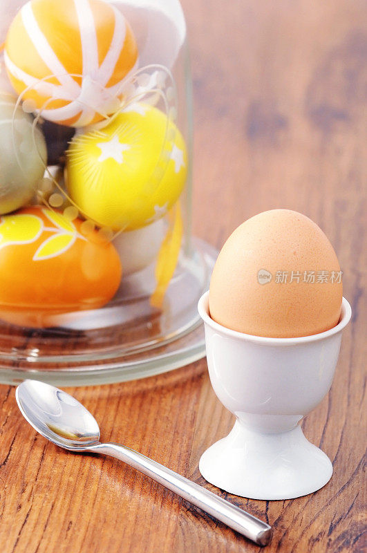 蛋在杯子与玻璃罐和复活节蛋