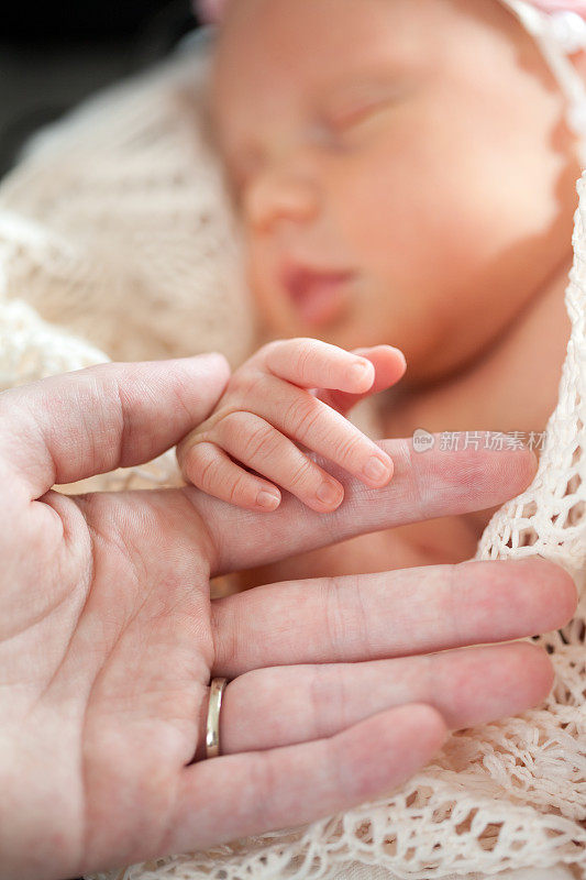 母亲牵着新生婴儿的手