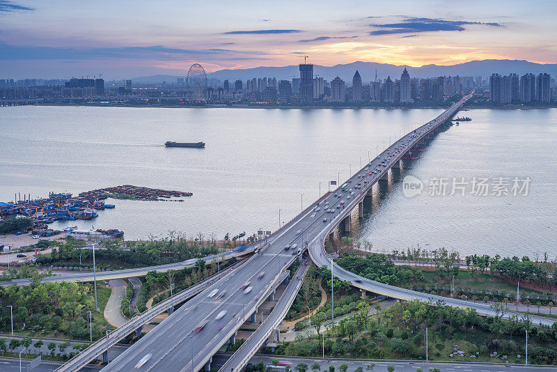 上海市高速公路立交在交通高峰时刻