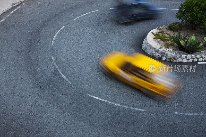 汽车在蜿蜒的道路上转弯