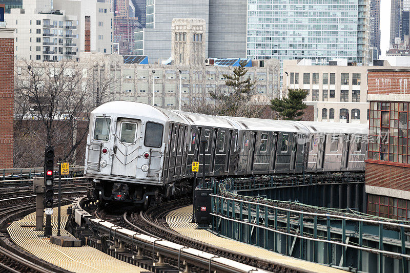 纽约皇后区高架轨道上超速行驶的地铁列车