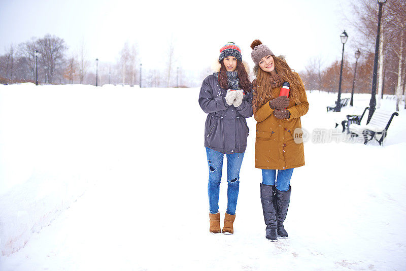 女性朋友在外面享受下雪天