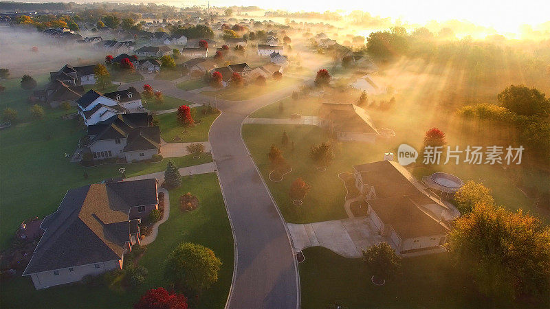 神奇的日出在困倦的社区与地面雾，鸟瞰图。