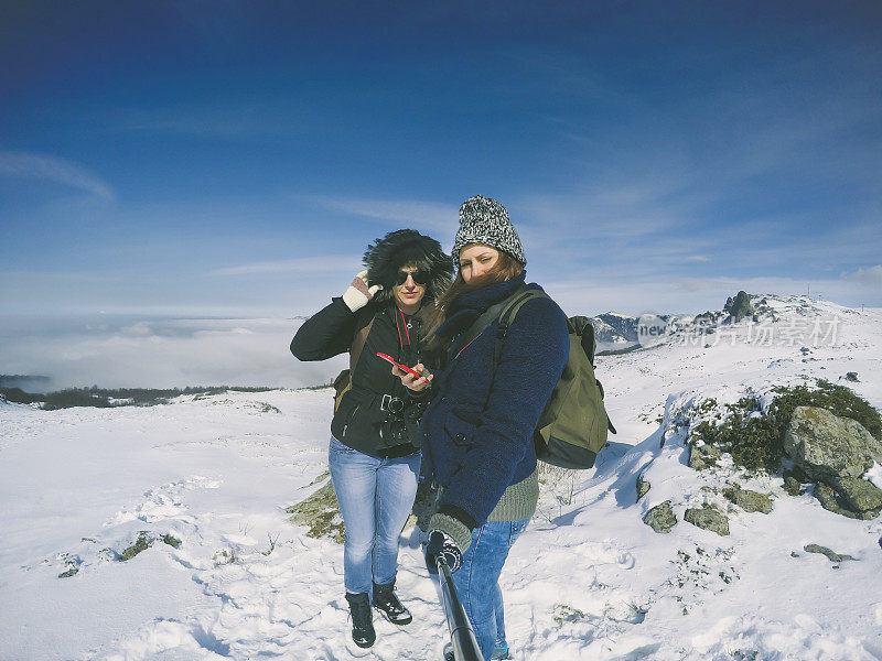 两个女孩在雪山上自拍